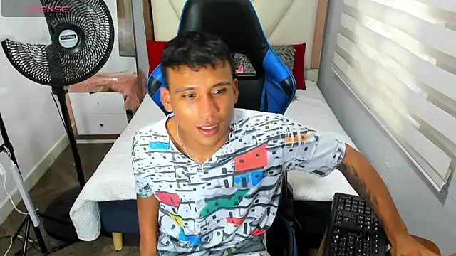 Snapshot of Backsex_boy chatting on 10/24/25, 12:01 Backsex boy online show from 10/24/25, 12:01