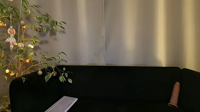 Snapshot of weshycouple chatting on 12/23/24, 07:09 weshycouple online show from 12/23/24, 07:09