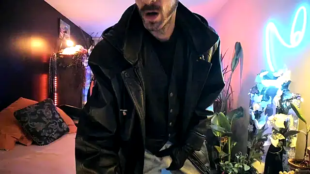 leatherz69 online show from 12/19/24, 08:56