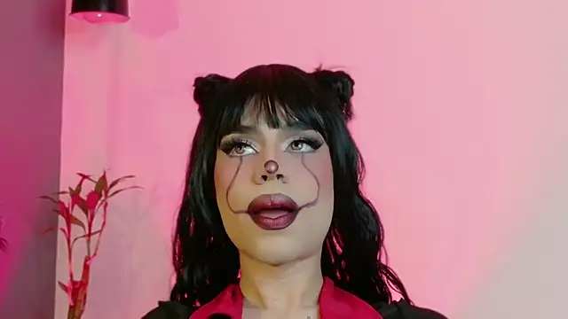 Snapshot of LucyGiraldo chatting on 11/01/25, 01:18 LucyGiraldo online show from 11/01/25, 01:18