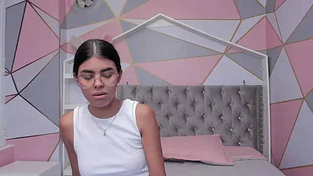 Isa little4u online show from 02/13/25, 07:31