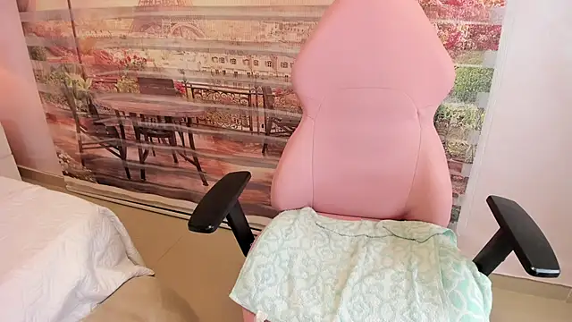 Isa little4u online show from 10/07/25, 10:34