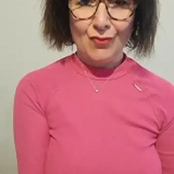 Snapshot of Viola8p chatting on 11/17/25, 01:50 Viola8p online show from 11/17/25, 01:50