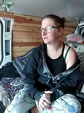 Eluradess online show from 10/20/25, 08:20