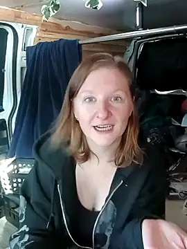 Eluradess online show from 10/28/25, 04:09