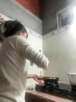 Hellen 111 online show from 11/02/25, 11:01