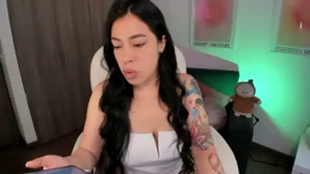 Snapshot of Roxana_02 chatting on 11/26/25, 03:35 Roxana 02 online show from 11/26/25, 03:35