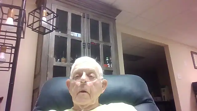 Snapshot of bootlegmanz chatting on 10/13/25, 05:24 bootlegmanz online show from 10/13/25, 05:24