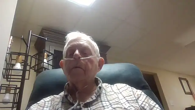 Snapshot of bootlegmanz chatting on 10/31/25, 05:25 bootlegmanz online show from 10/31/25, 05:25