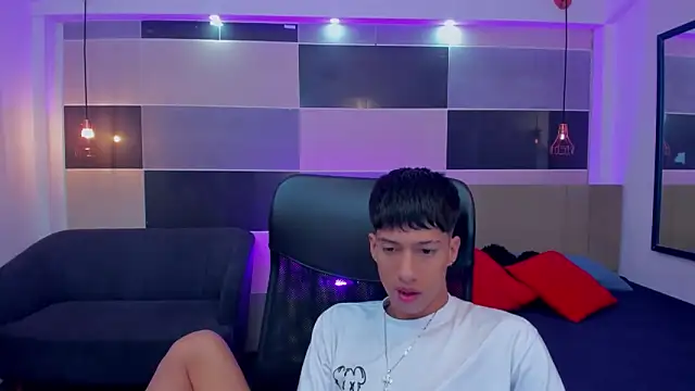 Snapshot of Juan_Nd_Steven chatting on 12/29/24, 01:17 Juan Nd Steven online show from 12/29/24, 01:17