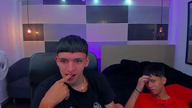 Snapshot of Juan_Nd_Steven chatting on 01/15/25, 04:15 Juan Nd Steven online show from 01/15/25, 04:15