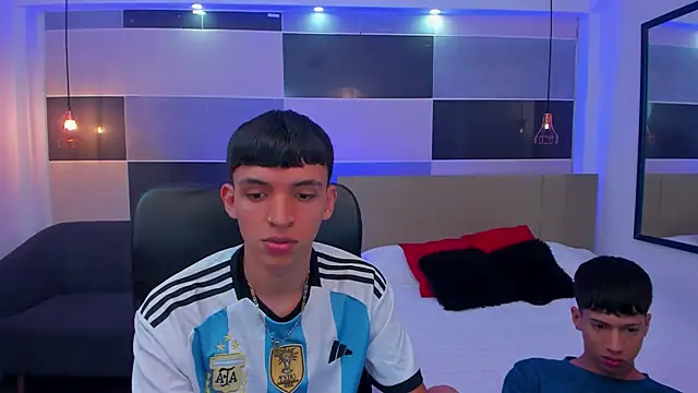 Snapshot of Juan_Nd_Steven chatting on 02/19/25, 04:12 Juan Nd Steven online show from 02/19/25, 04:12