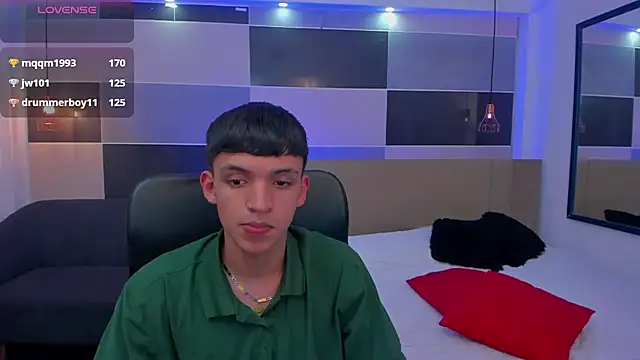 Snapshot of Juan_Nd_Steven chatting on 02/22/25, 10:51 Juan Nd Steven online show from 02/22/25, 10:51