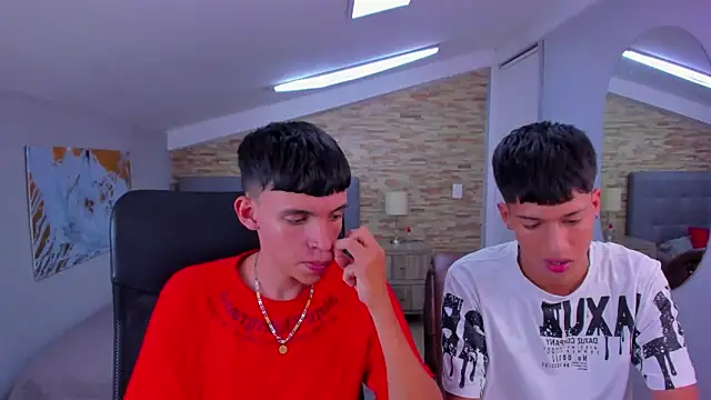 Snapshot of Juan_Nd_Steven chatting on 03/05/25, 10:33 Juan Nd Steven online show from 03/05/25, 10:33