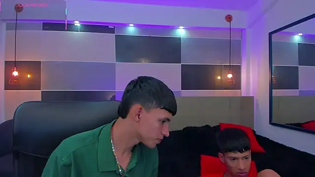 Snapshot of Juan_Nd_Steven chatting on 03/15/25, 04:35 Juan Nd Steven online show from 03/15/25, 04:35