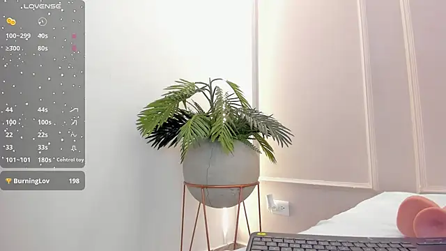 Snapshot of Mariapettit chatting on 12/14/24, 03:15 Mariapettit online show from 12/14/24, 03:15