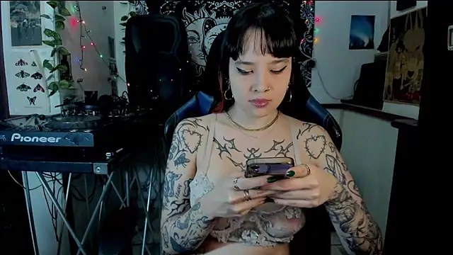 Snapshot of Demongirl6666 chatting on 03/20/25, 12:30 Demongirl6666 online show from 03/20/25, 12:30