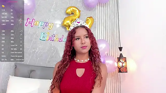 Snapshot of Sophiee_Velvet chatting on 02/17/25, 01:32 Sophiee Velvet online show from 02/17/25, 01:32