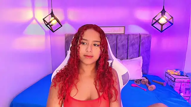 Snapshot of Sophiee_Velvet chatting on 09/30/25, 02:55 Sophiee Velvet online show from 09/30/25, 02:55