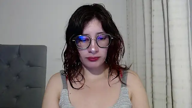 Snapshot of mariana124- chatting on 01/04/25, 07:02 mariana124- online show from 01/04/25, 07:02