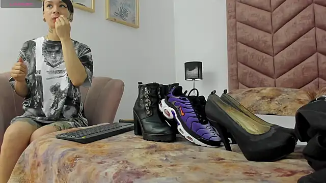 Snapshot of Lady_Godss chatting on 12/19/24, 03:07 Lady Godss online show from 12/19/24, 03:07