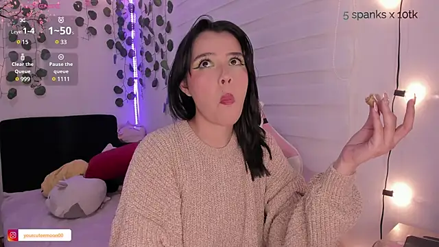 Snapshot of moonliiiight1 chatting on 12/20/24, 10:54 moonliiiight1 online show from 12/20/24, 10:54