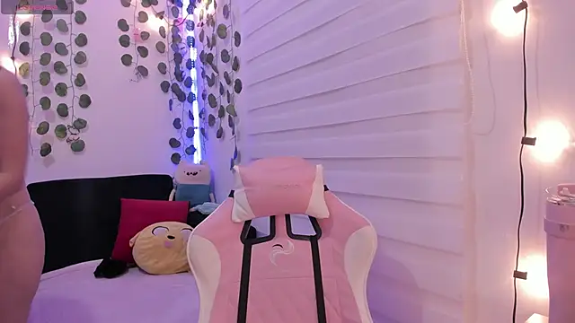 Snapshot of moonliiiight1 chatting on 12/24/24, 12:33 moonliiiight1 online show from 12/24/24, 12:33