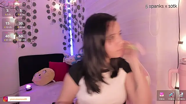 Snapshot of moonliiiight1 chatting on 01/02/25, 11:27 moonliiiight1 online show from 01/02/25, 11:27