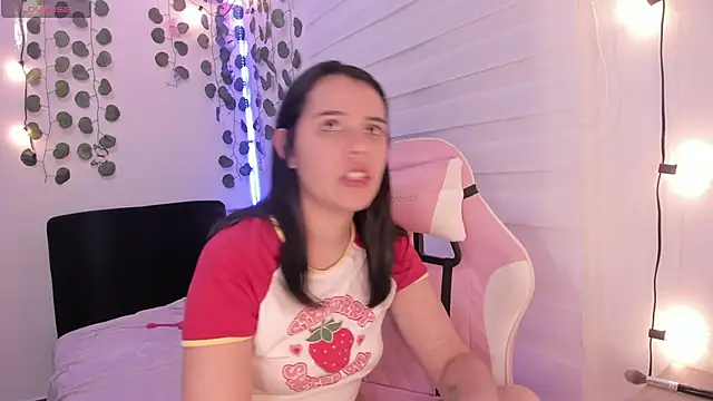 Snapshot of moonliiiight1 chatting on 01/16/25, 01:27 moonliiiight1 online show from 01/16/25, 01:27