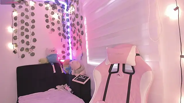 Snapshot of moonliiiight1 chatting on 02/07/25, 09:15 moonliiiight1 online show from 02/07/25, 09:15