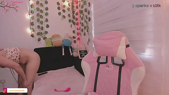 Snapshot of moonliiiight1 chatting on 02/15/25, 08:11 moonliiiight1 online show from 02/15/25, 08:11