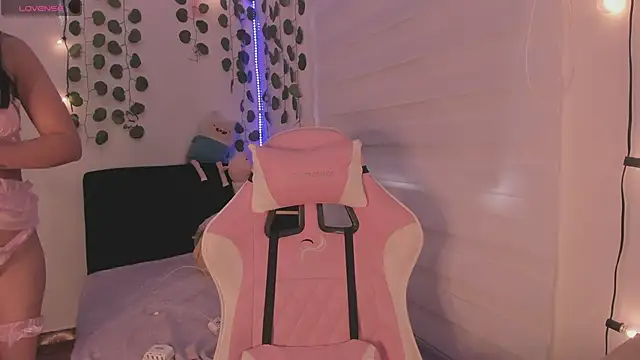 Snapshot of moonliiiight1 chatting on 02/24/25, 10:03 moonliiiight1 online show from 02/24/25, 10:03