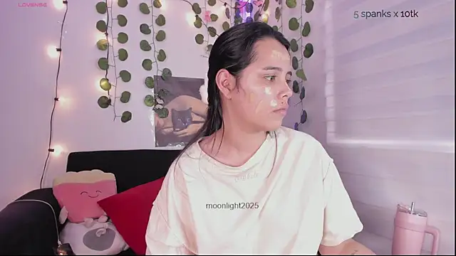 Snapshot of moonliiiight1 chatting on 09/18/25, 09:06 moonliiiight1 online show from 09/18/25, 09:06