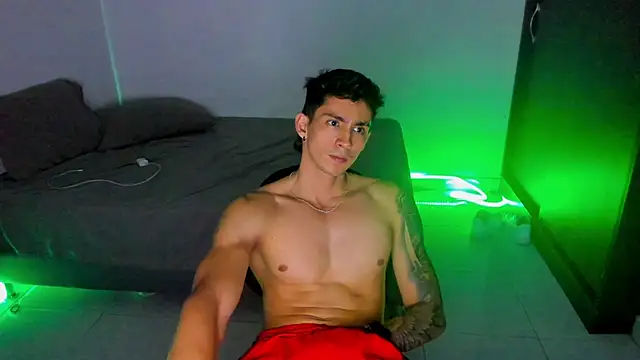 Snapshot of OliverBennet chatting on 02/19/25, 04:12 OliverBennet online show from 02/19/25, 04:12