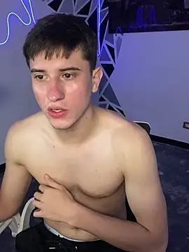 Snapshot of oliver_Lz chatting on 02/28/25, 10:17 oliver Lz online show from 02/28/25, 10:17