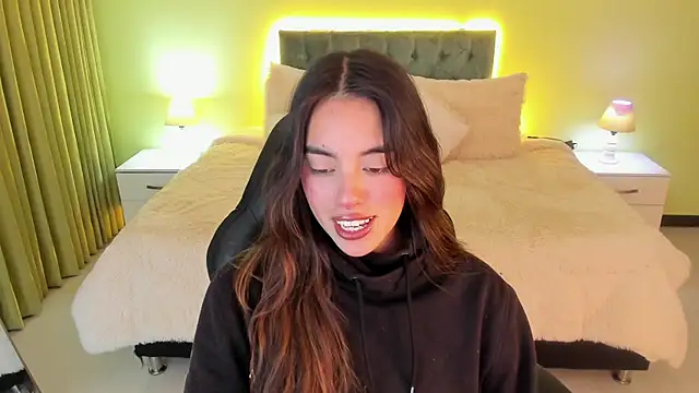 Snapshot of _Charlotte_evans_1 chatting on 11/12/25, 12:22 Charlotte evans 1 online show from 11/12/25, 12:22