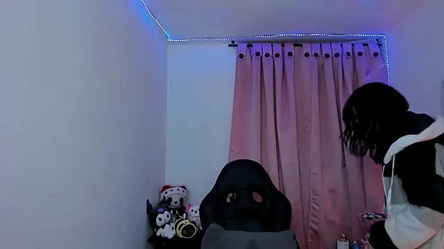 Snapshot of indra_cam chatting on 12/26/24, 10:26 indra cam online show from 12/26/24, 10:26