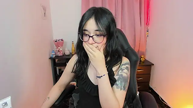Snapshot of indra_cam chatting on 01/31/25, 10:20 indra cam online show from 01/31/25, 10:20