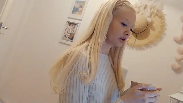 Snapshot of Blondecandie chatting on 01/27/25, 06:20 Blondecandie online show from 01/27/25, 06:20