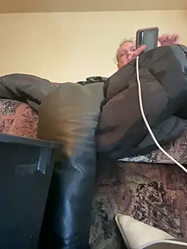 Snapshot of kikiwonderbar chatting on 11/04/25, 12:48 kikiwonderbar online show from 11/04/25, 12:48