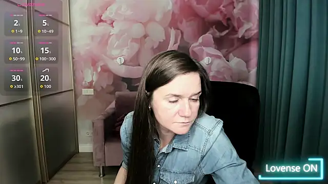 Snapshot of AriaGray chatting on 10/30/25, 01:56 AriaGray online show from 10/30/25, 01:56