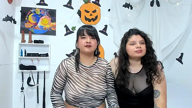 Snapshot of Karol_IsabelCouple chatting on 10/21/25, 02:34 Karol IsabelCouple online show from 10/21/25, 02:34