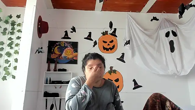 Snapshot of Karol_IsabelCouple chatting on 10/22/25, 03:34 Karol IsabelCouple online show from 10/22/25, 03:34