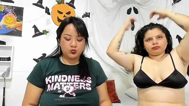 Snapshot of Karol_IsabelCouple chatting on 10/25/25, 02:41 Karol IsabelCouple online show from 10/25/25, 02:41