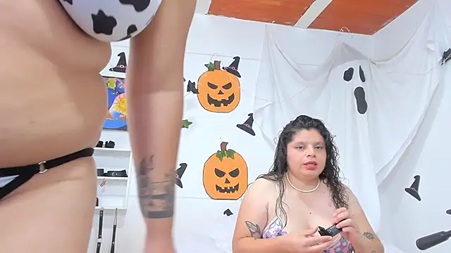 Snapshot of Karol_IsabelCouple chatting on 11/01/25, 09:39 Karol IsabelCouple online show from 11/01/25, 09:39