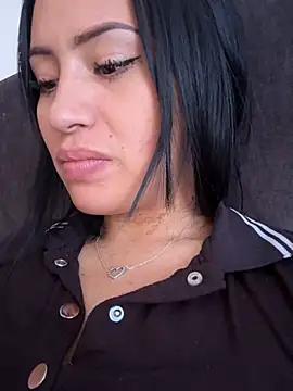 Snapshot of Sara_luna_ chatting on 12/29/24, 02:10 Sara luna online show from 12/29/24, 02:10