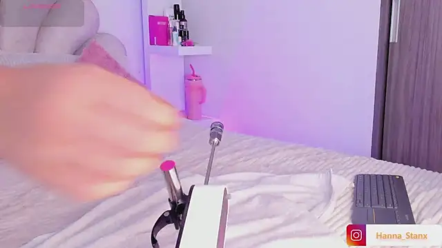 Snapshot of Hanna_Stanx chatting on 10/18/25, 09:04 Hanna Stanx online show from 10/18/25, 09:04