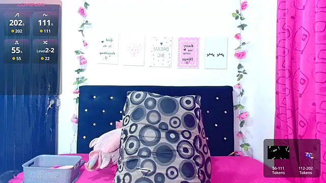 Snapshot of CiaraEbony chatting on 10/21/25, 12:22 CiaraEbony online show from 10/21/25, 12:22