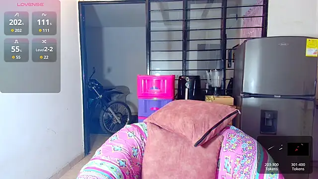 Snapshot of CiaraEbony chatting on 10/27/25, 09:46 CiaraEbony online show from 10/27/25, 09:46