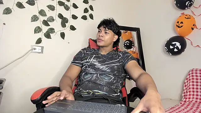 Snapshot of johan_beley_ chatting on 10/26/25, 04:35 johan beley online show from 10/26/25, 04:35